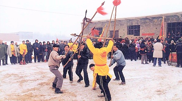 Four people demonstrate Meihuazhuang's weapons in rural Hebei